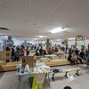 Une salle commune dans une école avec des kiosques.