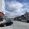 Les commerces et stationnements de la 3e Avenue au centre-ville de Val-d'Or.