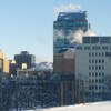 Des bâtiments de tailles diverses. À l'extrême gauche, l'université de Winnipeg et tout à droite, l'immeuble d'Hydro Manitoba.
