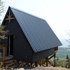 Un chalet construit à flanc de montagne devant la baie des Chaleurs.