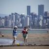 Deux femmes à la place de Spanish Banks, à Vancouver, par un temps chaud.