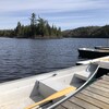 Des chaloupes attachées à un quai sur un lac