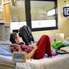 Une patiente regarde la télévision alors qu'elle se repose dans sa chambre d'hôpital à Lille, en France, le 6 février 2013.