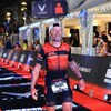 Bruno Savard après avoir passé le fil d'arrivée du Championnat du monde Ironman 2023, à Nice, en France.