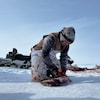 Un homme découpe un morceau de viande.