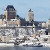 Vue du Château Frontenac surplombant le fleuve Saint-Laurent en hiver
