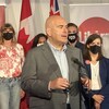 Le chef du Parti libéral de l'Ontario, Steven Del Duca, entouré de candidats.