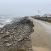 Une route à demi emportée par la mer.