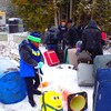 Un groupe de migrants traverse la frontière canado-américaine de façon irrégulière sur le chemin Roxham.