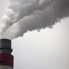 Photo des émissions polluantes sortant d'une cheminée d'usine