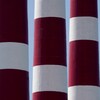 Gros plan sur les trois cheminées rouge et blanc de la centrale de Tufts Cove, à Dartmouth, en Nouvelle-Écosse, le 12 juillet 2012.