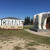 Une statue d'un ours polaire.