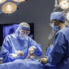 Des chirurgiens procèdent à une transplantation d'organe. 