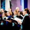 Des choristes chantent.