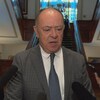 Christian Dubé s'adresse aux journalistes.