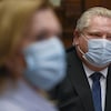 La vice-première ministre Christine Elliott et Doug Ford portent tous deux le masque.