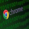 Le logo de Google Chrome et le mot « chrome » s'affichent sur un écran dans un texte parmi une multitude de « 0 », de « 1 » et le mot « spy ».