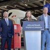 Chrystia Freeland derrière un podium accompagné de Trevor Fridfinnson, chef des opérations pour Bison Transport et Stephen Laskowski, président de l'Alliance canadienne des camionneurs.