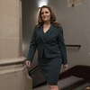 Chrystia Freeland marche dans un corridor, au haut d'un escalier.