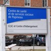 Sur une enseigne devant un édifice, on peut lire « C L S C et Centre d'hébergement ».