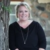 Cindy Lowe à côté d'un arbre.