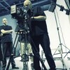 Un plateau de tournage avec un caméraman.