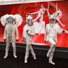Trois artistes déguisés en animaux blancs. 