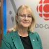 Claire Bolduc, posant pour la caméra dans un studio de Radio-Canada.