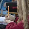 Une élève dans une salle de classe.