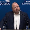 Claude Villeneuve lors d'un point de presse à l'hôtel de ville de Québec.