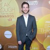 Portrait de Colin Kroll lors d'un gala. 