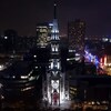 Le clocher de l’ancienne église Saint-Jacques, qui se trouve à l'UQAM, baigne dans la lumière