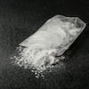 Plan rapproché sur de la cocaïne dans un sac de plastique.