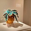 Une oeuvre d'art sur un socle dans une exposition.