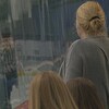 Des parents regardent une partie de hockey.
