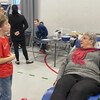 Un enfant discute avec une dame qui donne fait un don de sang