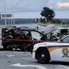 Un véhicule très accidenté et une voiture de la Sûreté du Québec.