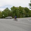 Une voiture laisse passer une bicyclette à une intersection.                               