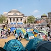 Des dizaines de tentes et des centaines de personnes sur le campus de Columbia, un jour ensoleillé.