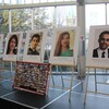 Les photos de cinq victimes sont exposées lors d'une cérémonie.