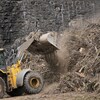 Des branches entassées au complexe environnemental de Saint-Michel à Montréal.

