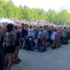De nombreuse personnes massées devant une scène.  