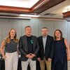 Frédérike Dufour, Romain Théberge, Éric Cyr et Sandra Brassard posé devant le bureau où ils ont tenu la conférence de presse à l'hôtel Montagnais de Chicoutimi.