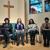 Quatre femmes, toutes leaders dans des confessions religieuses différentes, sont assises en regardant l'appareil-photo.