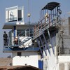 Un gardien de sécurité devant la prison de Gilboa.