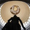 Une statue du président George Washington se trouve dans la rotonde du Capitole alors que les négociations sur la limite de la dette se poursuivent, le samedi 27 mai 2023, sur la colline du Capitole, à Washington. 