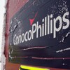 Le logo de la pétrolière ConocoPhillips sur un signe extérieur enneigé.