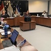 Les membres du conseil municipal de Rouyn-Noranda sont rassemblés dans une salle de réunion. 