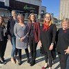 Les conseillères municipales Jen Vasic, Julie Wright, Mary Lou Roe, Diane Freeman, Sandra Hanmer et la mairesse Dorothy McCabe posent à Waterloo.