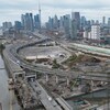 Prise de vue aérienne de la zone portuaire de Toronto, de la construction de ponts, de l'autoroute Don Valley et de l'autoroute Gardiner.